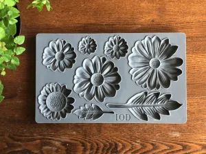 IOD - HE LOVES ME 6X10 DECOR MOULD™